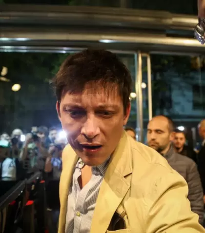 El asesor presidencial Santiago Caputo le revisa la credencial al fotoperiodista de Tiempo Argentino en la previa del debate porte�o.