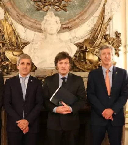 Javier Milei junto a Luis Caputo y su equipo econ�mico
