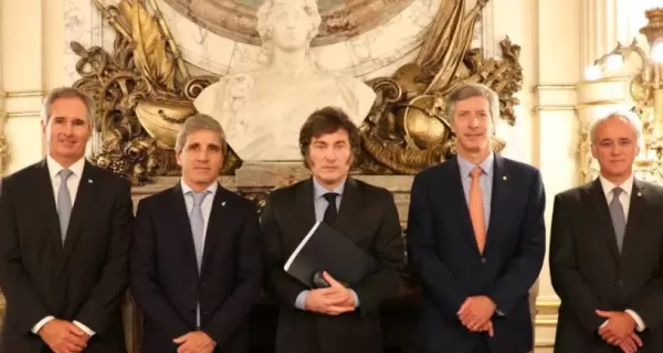 Javier Milei junto a Luis Caputo y su equipo econ�mico