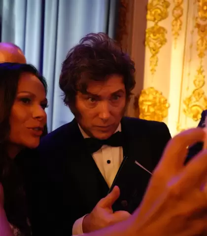 Milei se saca una foto con una invitada en Mar-a-Lago en el marco del evento American Patriots Gala, donde esperaba encontrarse con Donald Trump.