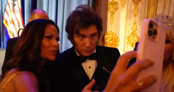 Milei se saca una foto con una invitada en Mar-a-Lago en el marco del evento American Patriots Gala, donde esperaba encontrarse con Donald Trump.