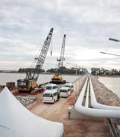 Petr�leo, puerto y progreso: una obra que cambia el mapa energ�tico del pa�s.