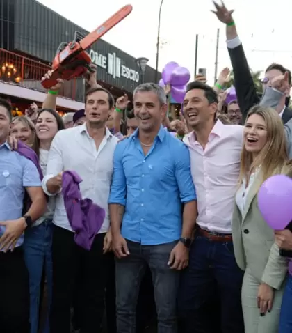 En el centro, el presidente de la C�mara de Diputados, Mart�n Menem. A su izquierda, el candidato de LLA en Misiones, Diego Hartfield.