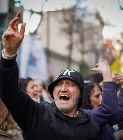 Militantes manifiestan su apoyo en la puerta de la casa de Cristina Kirchner.