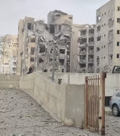 El edificio residencial tras el impacto de un misil en la ciudad de Bersheva, Israel.