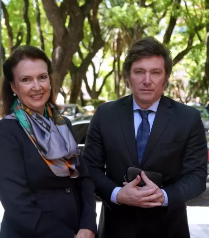 Diana Mondino junto a Javier Milei