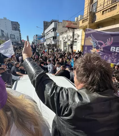 La caravana de Javier Milei antes de los incidentes en Lomas de Zamora.
