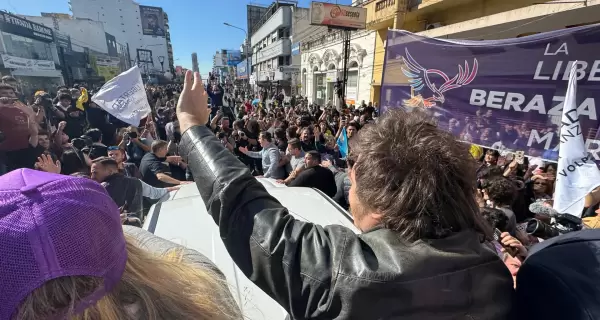 La caravana de Javier Milei antes de los incidentes en Lomas de Zamora.