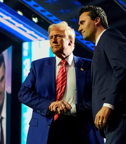 Charlie Kirk junto a Donald Trump, durante la campa�a presidencial del a�o pasado.