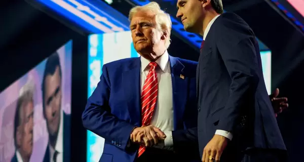 Charlie Kirk junto a Donald Trump, durante la campa�a presidencial del a�o pasado.
