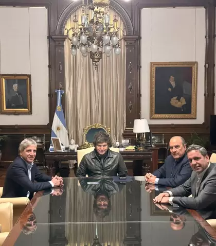 Milei encabeza la creaci�n de una Mesa Federal para mejorar el di�logo con las provincias. Lo acompa�an Caputo, Francos y Catal�n.