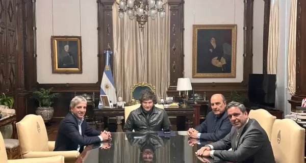 Milei encabeza la creaci�n de una Mesa Federal para mejorar el di�logo con las provincias. Lo acompa�an Caputo, Francos y Catal�n.