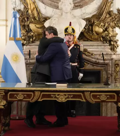 El abrazo entre Javier Milei y Lisandro Catal�n despu�s de que el presidente le tomara la jura por su nuevo cargo.