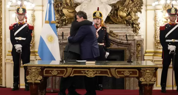 El abrazo entre Javier Milei y Lisandro Catal�n despu�s de que el presidente le tomara la jura por su nuevo cargo.