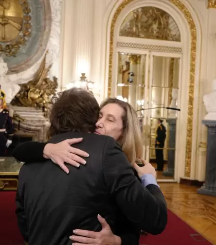 Karina Milei abraza a su hermano, Javier, durante el acto de jura del ministro del Interior, Lisandro Catal�n.