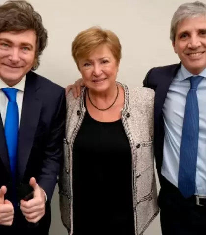 Javier Milei, Luis Caputo y Kristalina Georgieva.