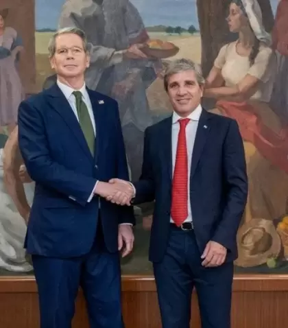 Scott Bessent, secretario del Tesoro de Estados Unidos junto a Luis Caputo, ministro de Econom�a argentino.
