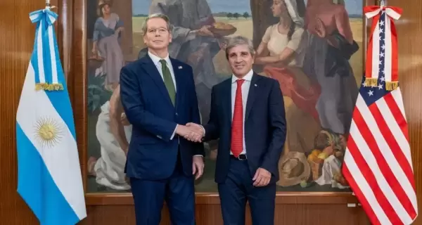 Scott Bessent, secretario del Tesoro de Estados Unidos junto a Luis Caputo, ministro de Econom�a argentino.