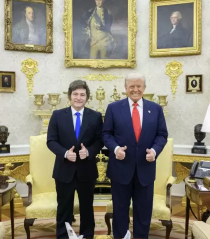 Javier Milei y Donald Trump en el Sal�n Oval de la Casa Blanca, Estados Unidos.