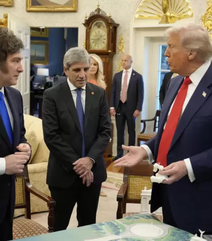 Javier Milei, Luis Caputo y Donald Trump en el Sal�n Oval de la Casa Blanca.