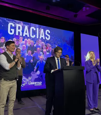 El presidente Javier Milei da su discurso de victoria desde el b�nker de La Libertad Avanza.