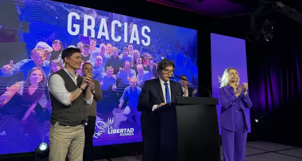El presidente Javier Milei da su discurso de victoria desde el b�nker de La Libertad Avanza.