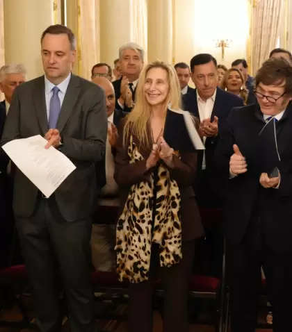 Javier Milei, Karina Milei, Manuel Adorni y Diego Santilli en Casa Rosada.