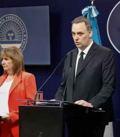 La ministra de Seguridad, Patricia Bullrich, junto al jefe de Gabinete Manuel Adorni.