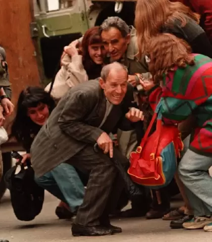 Habitantes de Sarajevo buscan cubrirse de los disparos de un francotirador, el 8 de junio de 1995.