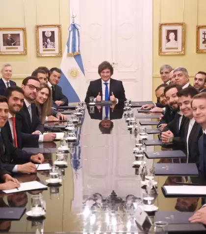 El presidente Javier Milei, junto a representantes de Vista Energy.
