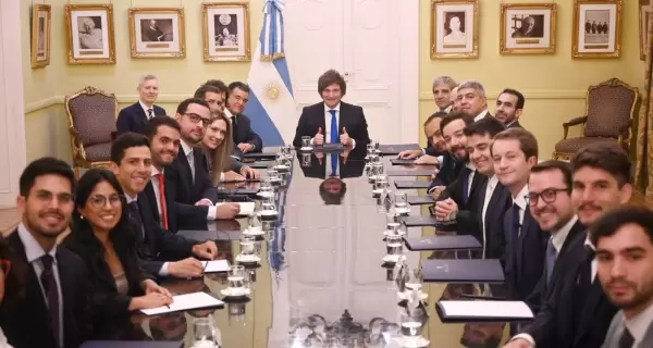 El presidente Javier Milei, junto a representantes de Vista Energy.