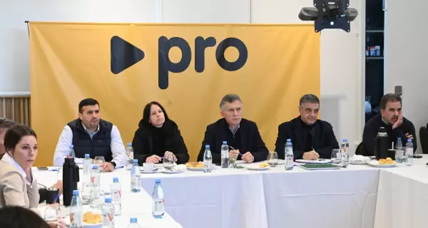En el centro, Mauricio Macri, durante una reuni�n del PRO.