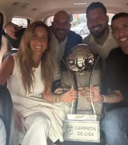 El trofeo en la camioneta que traslad� a la delegaci�n de Rosario Central.