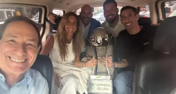 El trofeo en la camioneta que traslad� a la delegaci�n de Rosario Central.