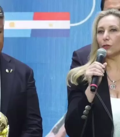 Claudio 'Chiqui' Tapia y Karina Milei, en Paraguay.