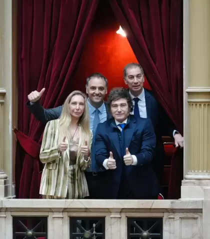 Javier y Karina Milei, Manuel Adorni y Diego Santilli durante la jura de diputados en el Congreso.