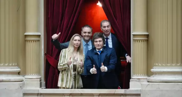 Javier y Karina Milei, Manuel Adorni y Diego Santilli durante la jura de diputados en el Congreso.