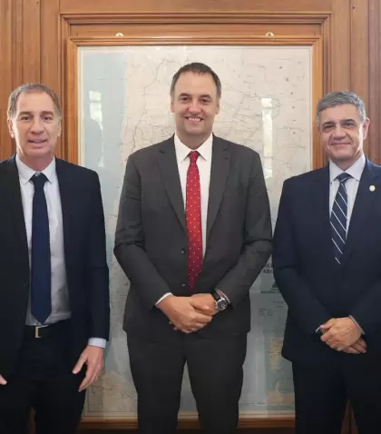 Diego Santilli, Manuel Adorni y Jorge Macri durante la reuni�n en Casa Rosada.