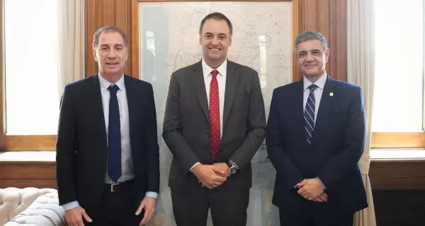 Diego Santilli, Manuel Adorni y Jorge Macri durante la reuni�n en Casa Rosada.