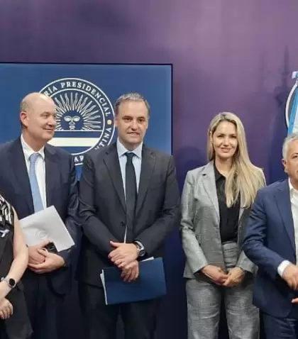 Manuel Adorni pos� junto a los integrantes del Consejo de Mayo tras la entrega del informe final.