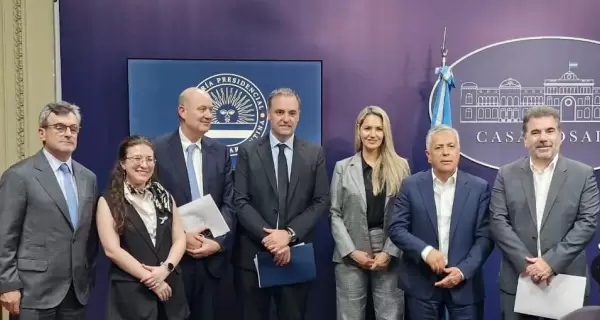 Manuel Adorni pos� junto a los integrantes del Consejo de Mayo tras la entrega del informe final.