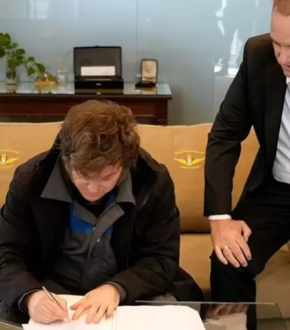 El presidente Javier Milei firma el proyecto de reforma laboral junto al jefe de Gabinete, Manuel Adorni.