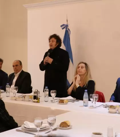 El presidente Javier Milei durante el asado en la Quinta de Olivos con los "87 h�roes".