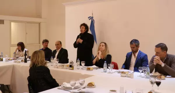 El presidente Javier Milei durante el asado en la Quinta de Olivos con los "87 h�roes".