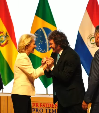 El presidente Javier Milei y la presidenta de la Comisi�n Europea, Ursula von der Leyen, durante la firma del acuerdo en Asunci�n, Paraguay.