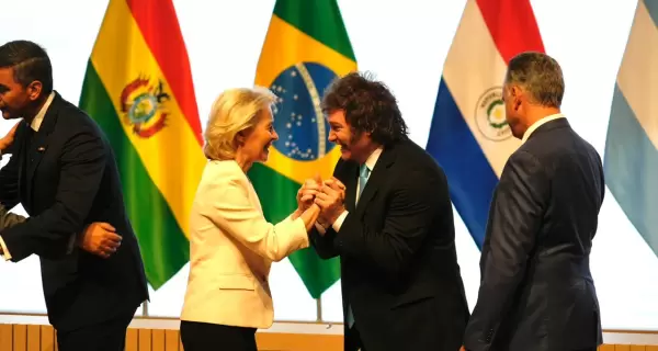 El presidente Javier Milei y la presidenta de la Comisi�n Europea, Ursula von der Leyen, durante la firma del acuerdo en Asunci�n, Paraguay.