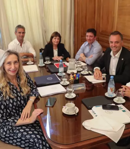 De izquierda a derecha: Karina Milei, Diego Santilli, Luis Caputo, Mart�n Menem, Patricia Bullrich, Santiago Caputo, Manuel Adorni e Ignacio Devitt.