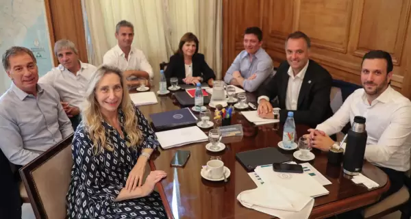 De izquierda a derecha: Karina Milei, Diego Santilli, Luis Caputo, Mart�n Menem, Patricia Bullrich, Santiago Caputo, Manuel Adorni e Ignacio Devitt.