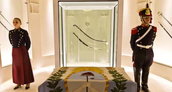 Milei y el sable corvo de San Mart�n: los herederos del pr�cer presentaron una cautelar.