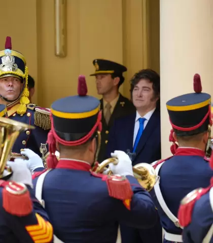 Javier Milei en un saludo al Regimiento de Granaderos a Caballo en el marco del 213� aniversario del Combate de San Lorenzo.